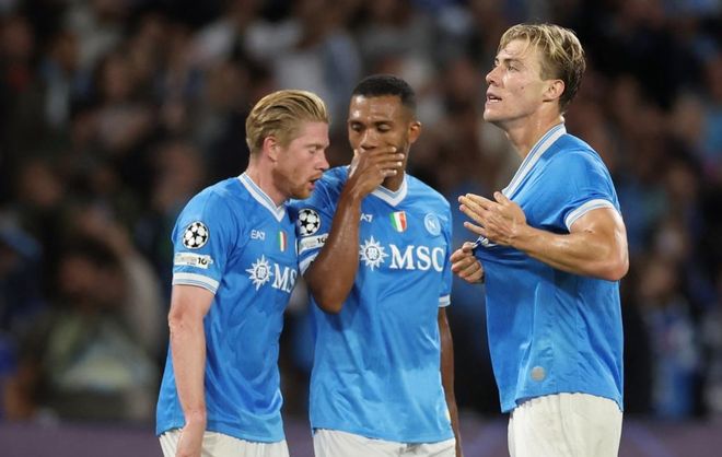 横看成岭侧成峰，乔治娜晒出差照秀出傲人身材